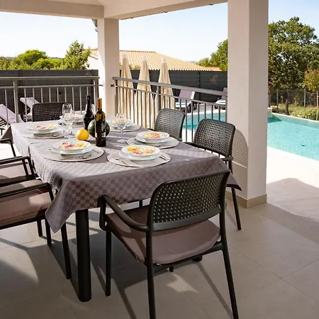 Mit Privatpool Fuer 6 Personen Ca 160 Qm In Pula, Istrien Istrische Riviera Дом отдыха