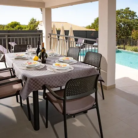 Mit Privatpool Fuer 6 Personen Ca 160 Qm In Pula, Istrien Istrische Riviera Holiday home